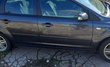 FOTO: Vodič s ilavskou ŠPZ zaparkoval priamo na stavenisku v Trenčianskych Tepliciach. Auto musí okamžite preparkovať