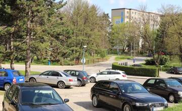 FOTO: Dubičanov rozčuľuje, že platia za parkovanie v meste, ale miesta mesto nevybudovalo