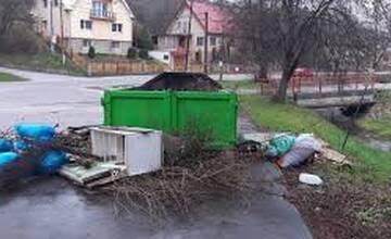 FOTO: Páchateľ z nelegálnej skládky si bude musieť odpad odpratať 