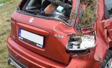 FOTO: Auto dostalo pri obiehaní šmyk, niekoľkokrát sa prevalilo a vodič na mieste zahynul 