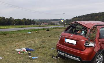 FOTO: Auto dostalo pri obiehaní šmyk, niekoľkokrát sa prevalilo a vodič na mieste zahynul 