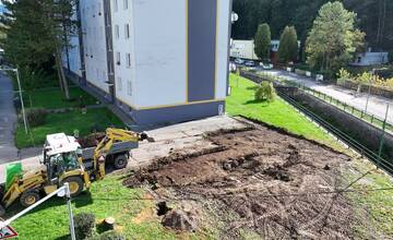 FOTO: V Trenčianskych Tepliciach čoskoro pribudnú nové parkovacie miesta pre obyvateľov