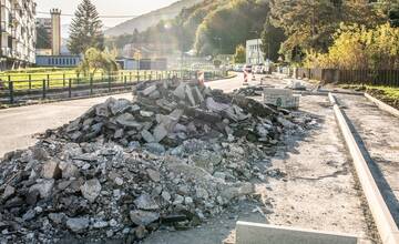 FOTO: V Trenčianskych Tepliciach čoskoro pribudnú nové parkovacie miesta pre obyvateľov