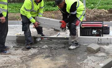 FOTO: V Trenčianskych Tepliciach čoskoro pribudnú nové parkovacie miesta pre obyvateľov