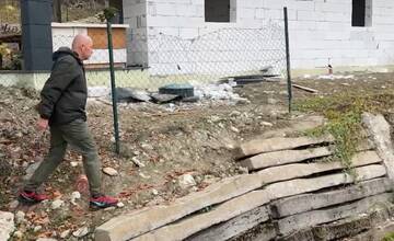 FOTO: Dôchodkyni sa zasekla noha v pletive, pomoci sa dočkala až o polnoci