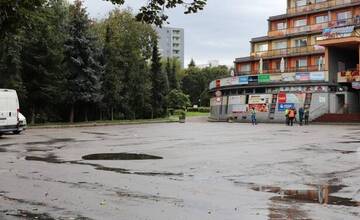 FOTO: Obyvateľov Dubnice nad Váhom trápi nedostatok parkovacích miest a kritizujú aj úpravy parkovísk 