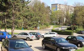 FOTO: Obyvateľov Dubnice nad Váhom trápi nedostatok parkovacích miest a kritizujú aj úpravy parkovísk 