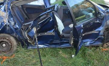 FOTO: Smrteľná dopravná nehoda pri Vrbovciach. Mladík zrazil 71-ročnú chodkyňu, ktorú náraz odhodil do potoka