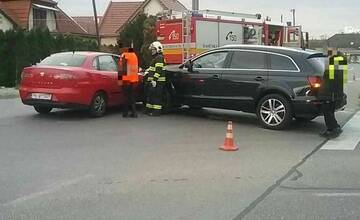 FOTO: Po dopravnej nehode v Partizánskom previezli vodičku do nemocnice