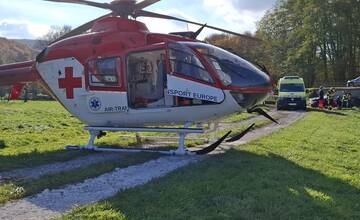 FOTO: Smrteľná dopravná nehoda pri Vrbovciach. Mladík zrazil 71-ročnú chodkyňu, ktorú náraz odhodil do potoka