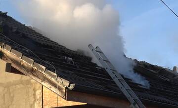 FOTO: V okrese Bánovce nad Bebravou zhorel dom aj dve autá 