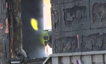 FOTO: V okrese Bánovce nad Bebravou zhorel dom aj dve autá 