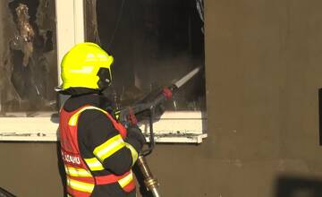 FOTO: V okrese Bánovce nad Bebravou zhorel dom aj dve autá 