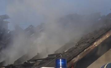 FOTO: V okrese Bánovce nad Bebravou zhorel dom aj dve autá 