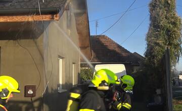 FOTO: V okrese Bánovce nad Bebravou zhorel dom aj dve autá 