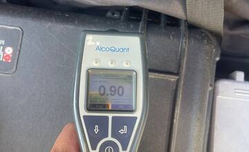 FOTO: Muž nafúkal pri policajnej kontrole vo Svinnej, takmer dve promile