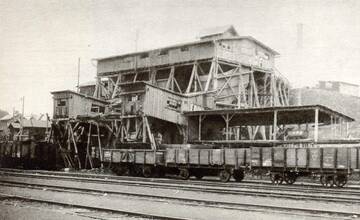 FOTO: Dominantu v Handlovej zbúrajú. Úpravňa uhlia je v zlom technickom stave