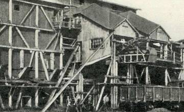 FOTO: Dominantu v Handlovej zbúrajú. Úpravňa uhlia je v zlom technickom stave