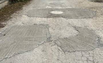 FOTO: V Púchove museli opravovať cestu dvakrát. Zničili ju vodiči svojimi autami