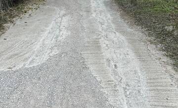 FOTO: V Púchove museli opravovať cestu dvakrát. Zničili ju vodiči svojimi autami