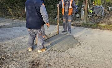 FOTO: V Púchove museli opravovať cestu dvakrát. Zničili ju vodiči svojimi autami