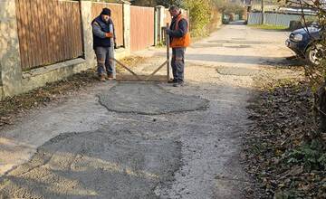FOTO: V Púchove museli opravovať cestu dvakrát. Zničili ju vodiči svojimi autami