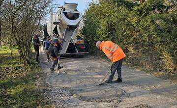 FOTO: V Púchove museli opravovať cestu dvakrát. Zničili ju vodiči svojimi autami