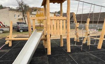 FOTO: Nové detské ihrisko v Považskej Bystrici bude mať hojdačky, preliezačky, kolotoče a detské kuchynky