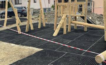 FOTO: Nové detské ihrisko v Považskej Bystrici bude mať hojdačky, preliezačky, kolotoče a detské kuchynky