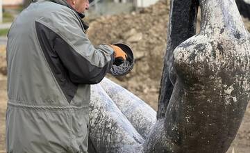 FOTO: Žena na pláži v Trenčíne prechádza obnovou