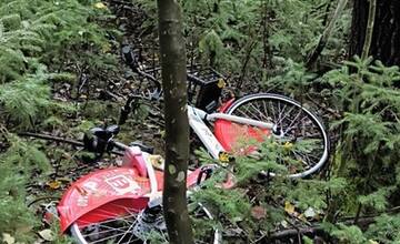 FOTO: Zdieľané bicykle v Považskej Bystrici idú na zimný spánok. Musia ich opraviť a pripraviť na jar