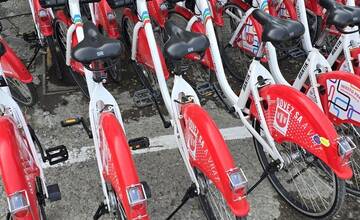 FOTO: Zdieľané bicykle v Považskej Bystrici idú na zimný spánok. Musia ich opraviť a pripraviť na jar