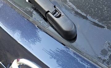 FOTO: Prievidžanom niekto ničí autá. Našli si vytrhnuté a zlomené stierače, no niektorým rozbili aj sklá na oknách