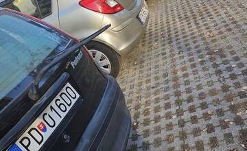 FOTO: Prievidžanom niekto ničí autá. Našli si vytrhnuté a zlomené stierače, no niektorým rozbili aj sklá na oknách