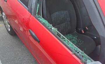 FOTO: Prievidžanom niekto ničí autá. Našli si vytrhnuté a zlomené stierače, no niektorým rozbili aj sklá na oknách