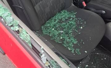 FOTO: Prievidžanom niekto ničí autá. Našli si vytrhnuté a zlomené stierače, no niektorým rozbili aj sklá na oknách