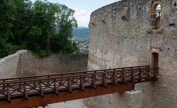FOTO: Dokončená obnova južného opevnenia Trenčianskeho hradu