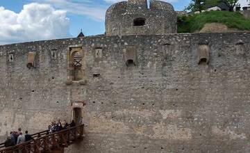 FOTO: Dokončená obnova južného opevnenia Trenčianskeho hradu