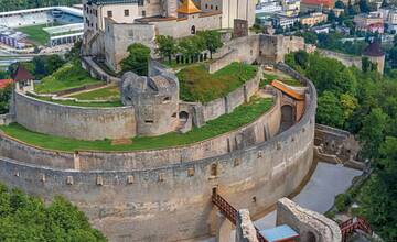 FOTO: Dokončená obnova južného opevnenia Trenčianskeho hradu