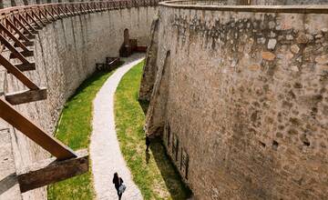 FOTO: Dokončená obnova južného opevnenia Trenčianskeho hradu