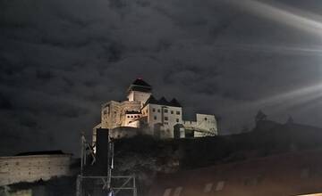 FOTO: Moderné umenie zavítalo na námestie v Trenčíne, zanecháva však zmiešané pocity