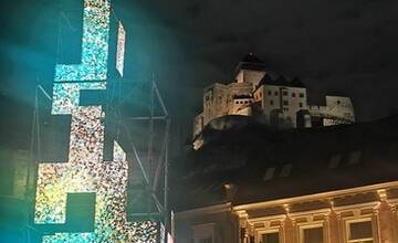 FOTO: Moderné umenie zavítalo na námestie v Trenčíne, zanecháva však zmiešané pocity