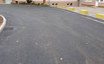 FOTO: Na Mierovom námestí v Handlovej vybudovali 41 parkovacích miest. Zrekonštruovaná je aj Lipová ulica