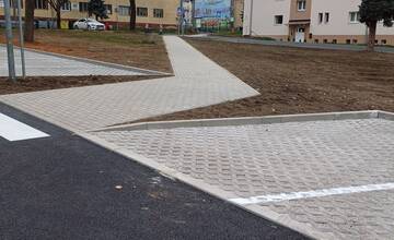 FOTO: Na Mierovom námestí v Handlovej vybudovali 41 parkovacích miest. Zrekonštruovaná je aj Lipová ulica