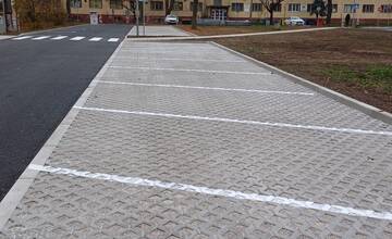 FOTO: Na Mierovom námestí v Handlovej vybudovali 41 parkovacích miest. Zrekonštruovaná je aj Lipová ulica