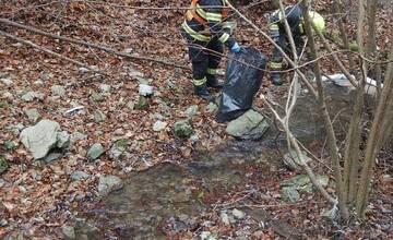 FOTO: Hrozivo vyzerajúca dopravná nehoda v Zliechove. Auto havarovalo a skončilo v potoku