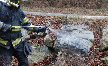 FOTO: Hrozivo vyzerajúca dopravná nehoda v Zliechove. Auto havarovalo a skončilo v potoku