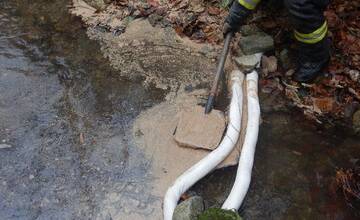 FOTO: Hrozivo vyzerajúca dopravná nehoda v Zliechove. Auto havarovalo a skončilo v potoku