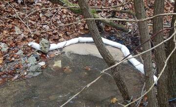 FOTO: Hrozivo vyzerajúca dopravná nehoda v Zliechove. Auto havarovalo a skončilo v potoku