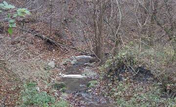 FOTO: Hrozivo vyzerajúca dopravná nehoda v Zliechove. Auto havarovalo a skončilo v potoku